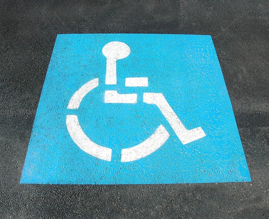 Karta parkingowa – uprawnienia osoby niepełnosprawnej w ruchu drogowym